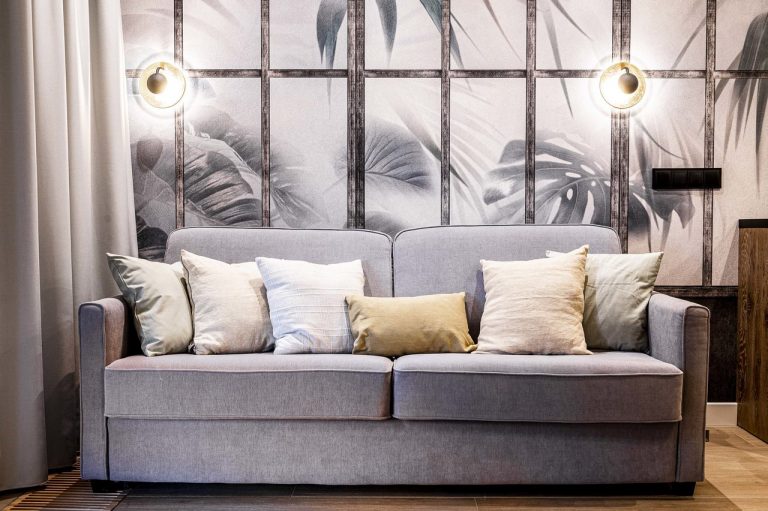 Kominek w roli głównej – jak dobrać jego obudowę do stylu salonu?